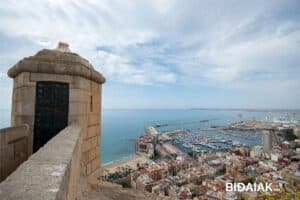 panoramica del puerto de Alicante desde el castillo Santa Barbara, España